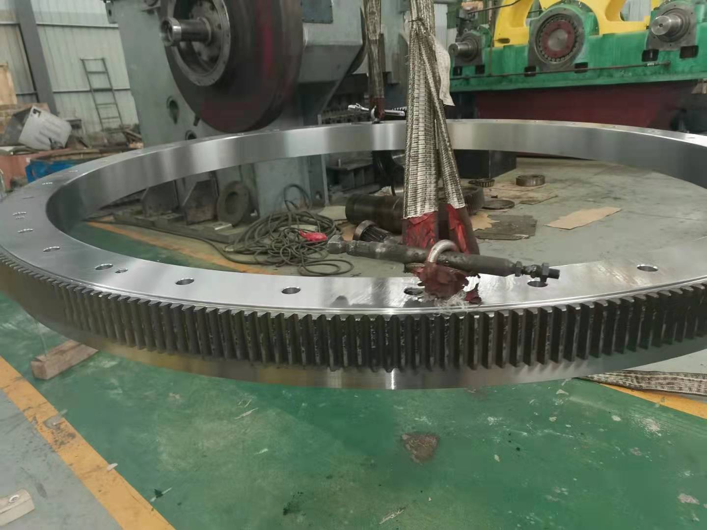 3.5米數(shù)控立車上用的2.8米大齒圈，磨齒加工后，包裝發(fā)貨